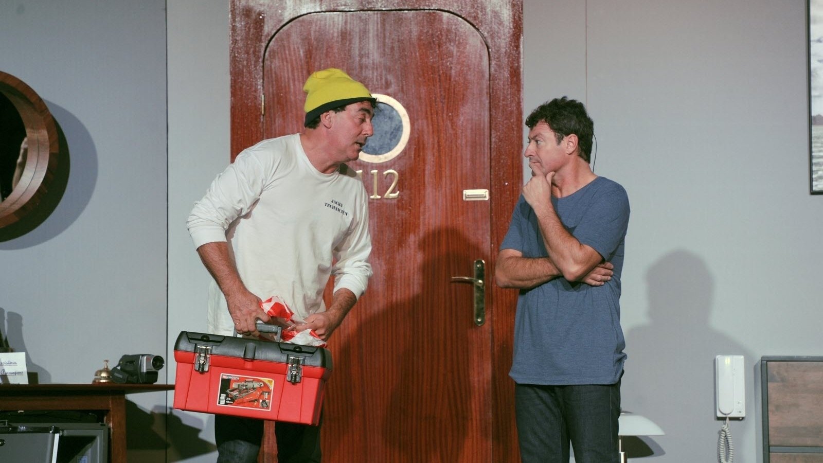 Les Chevaliers du Fiel : Croisière d'enfer ! Background