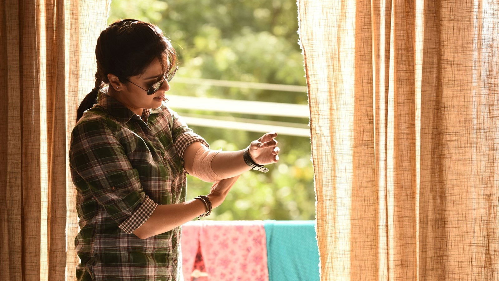 Magalir Mattum Background