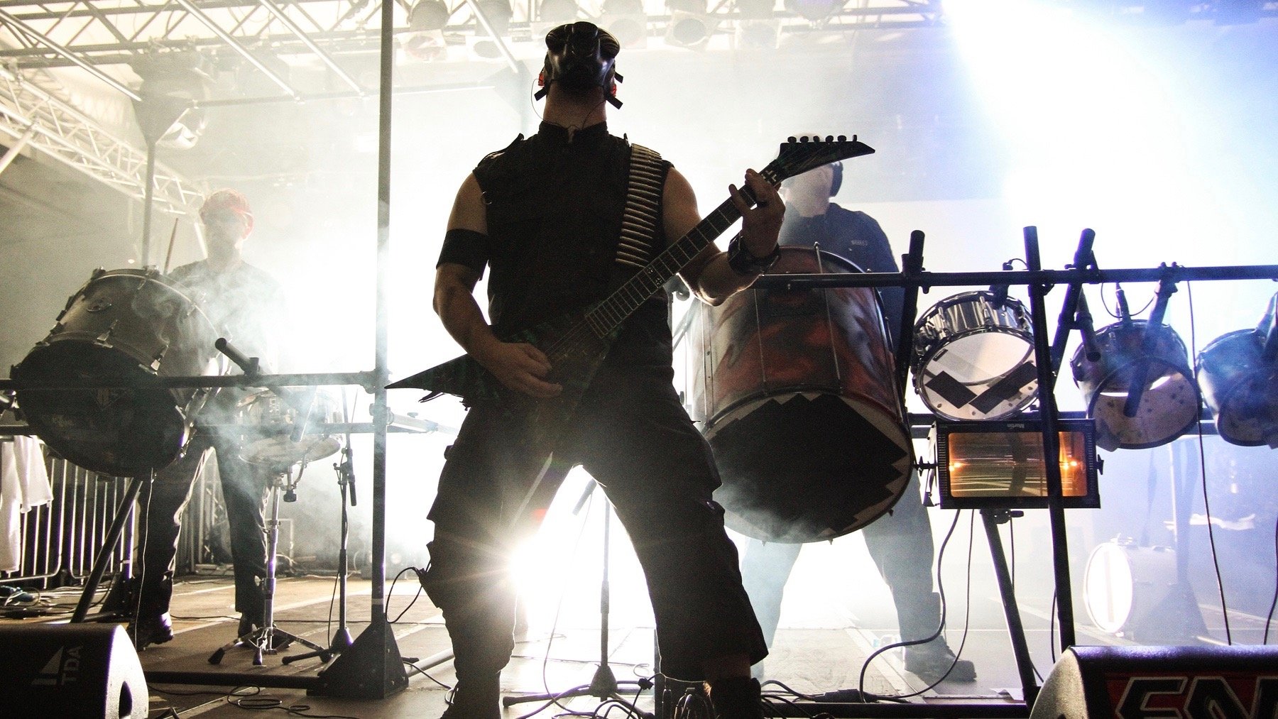 Feindflug - ...Hinter Feindlichen Linien Background