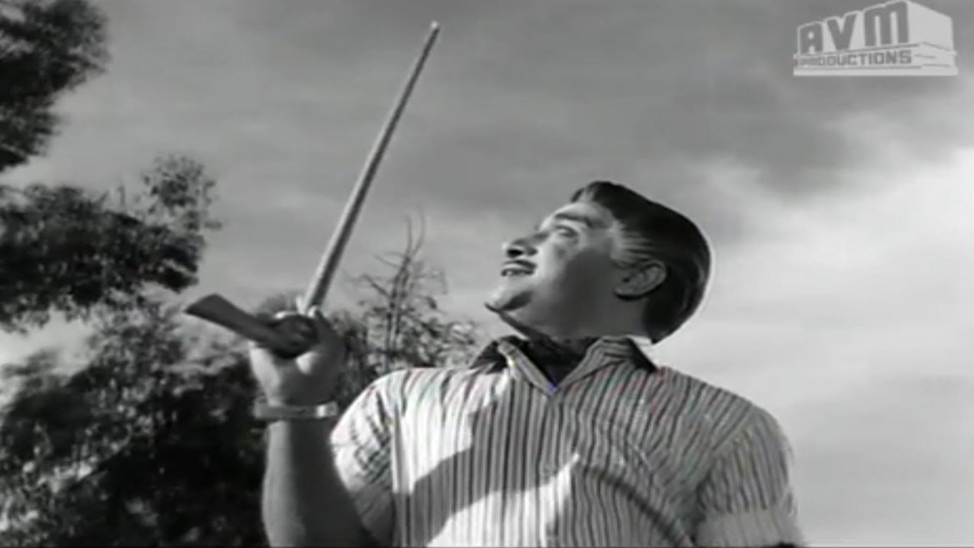 Uyarndha Manidhan Background