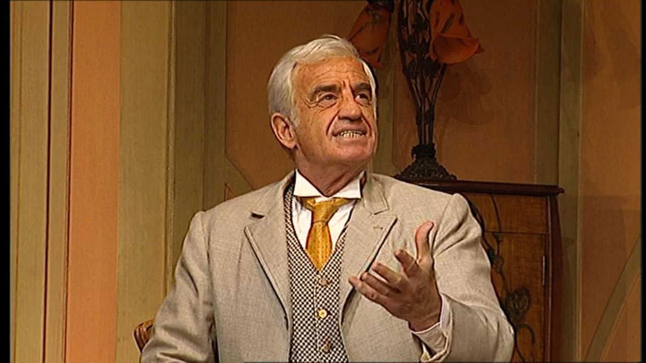 La Puce à l'oreille Background