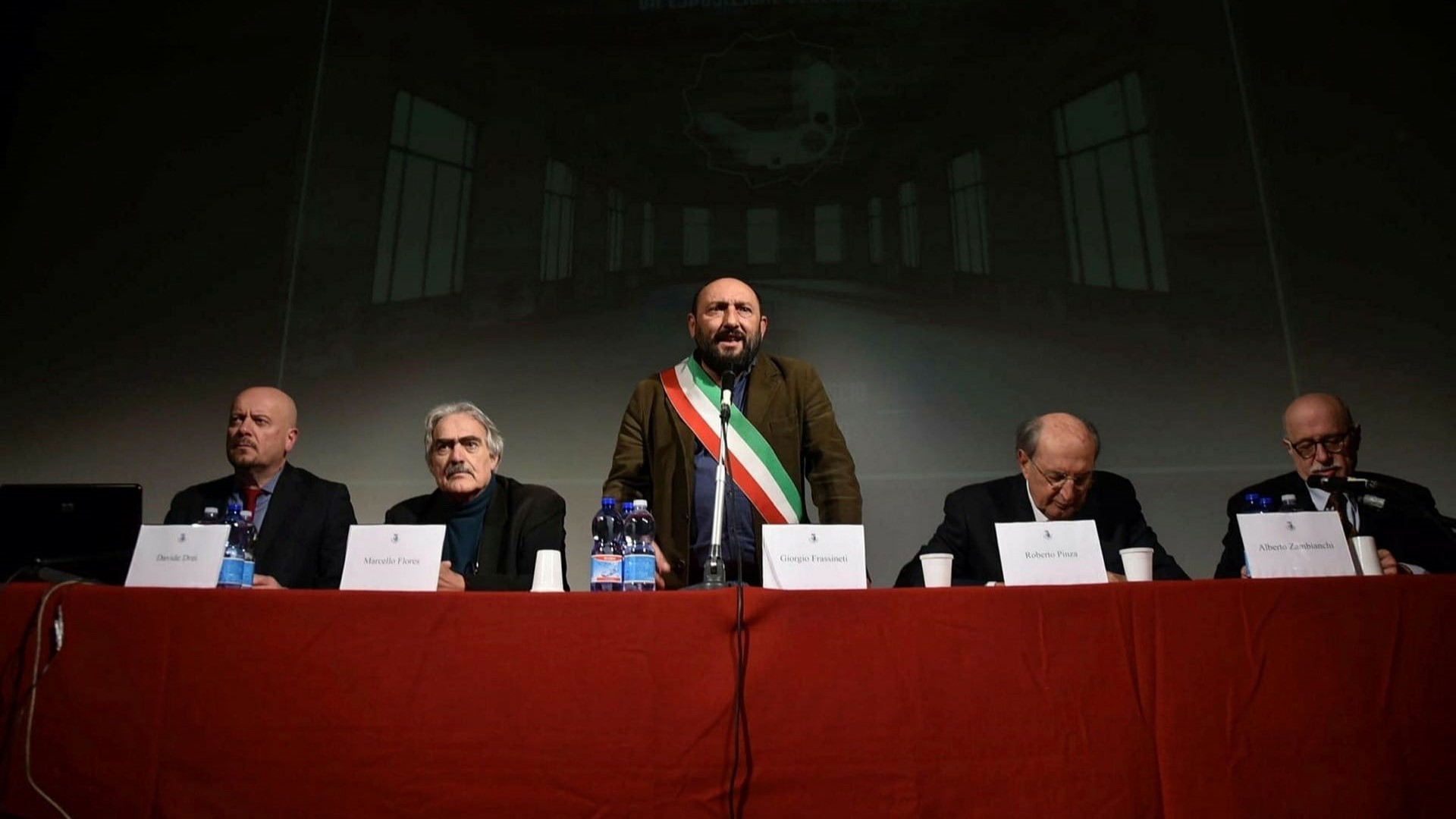 Le Maire, Mussolini et le musée Background