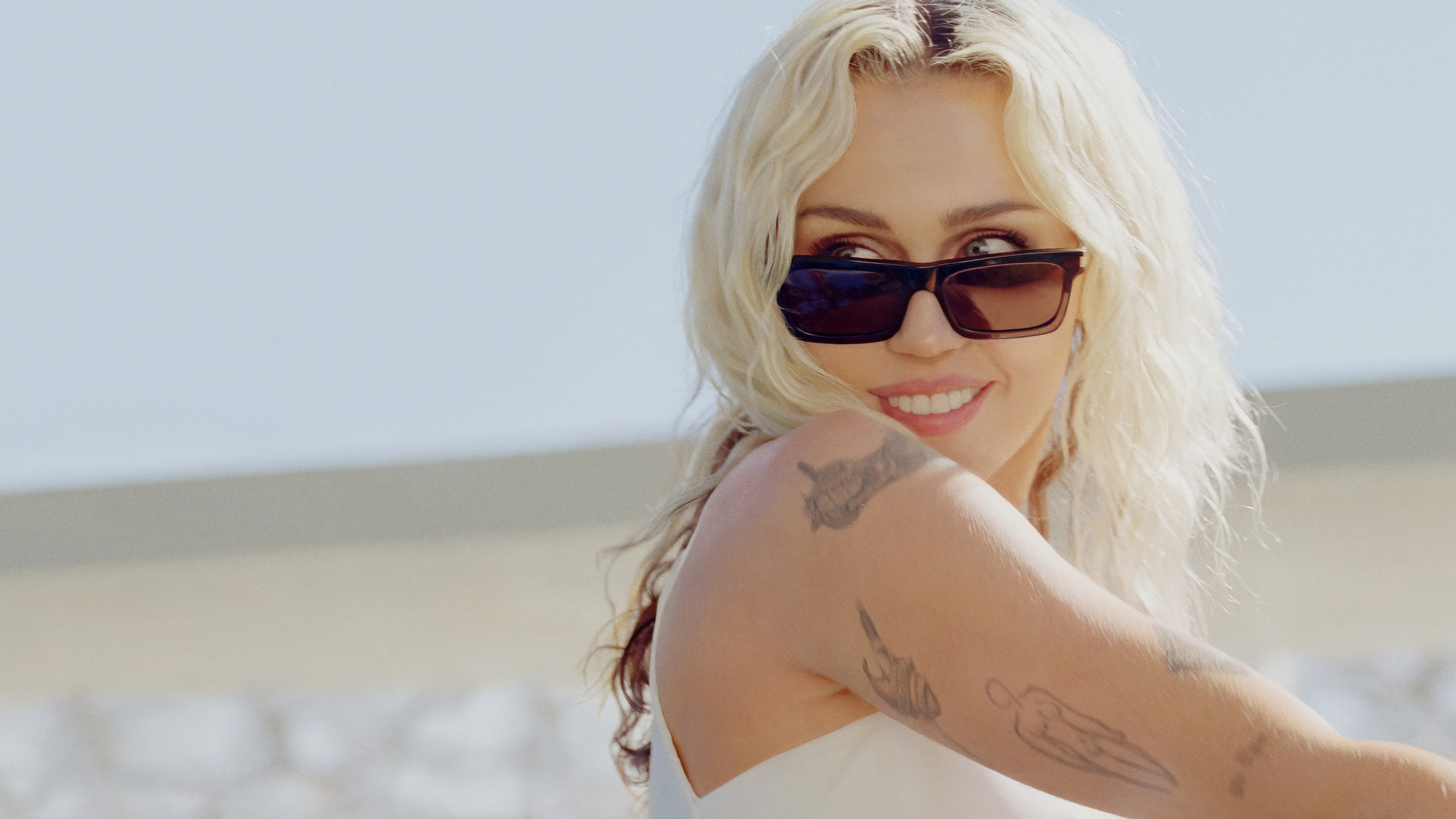Miley Cyrus - Endless Summer Vacation (Backyard Sessions) Background