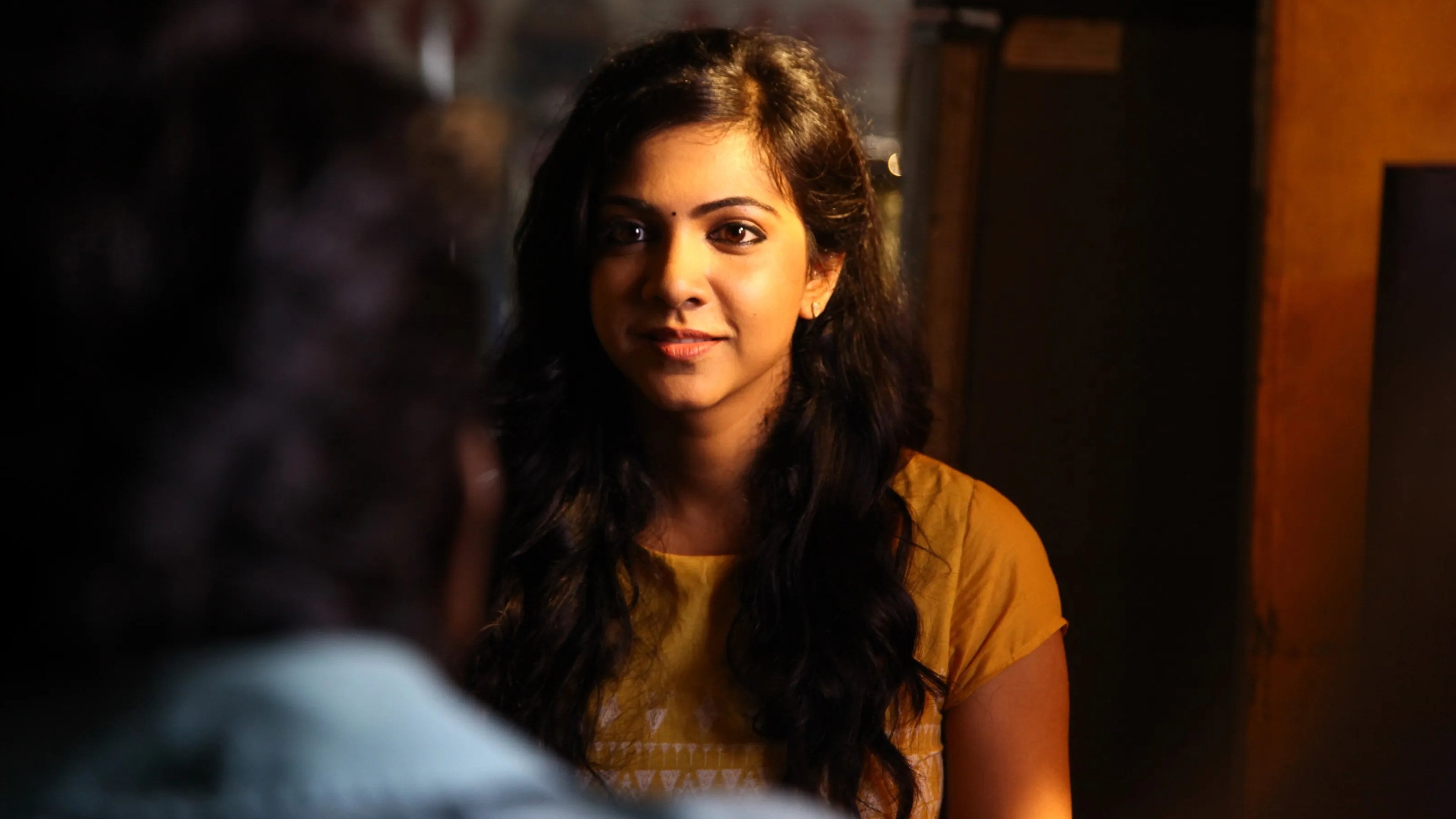 Kadhalum Kadanthu Pogum Background