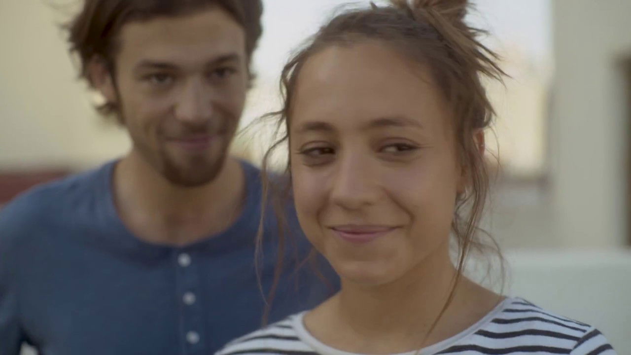 Los amores cobardes Background