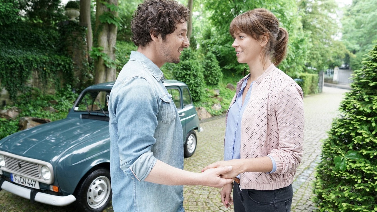 Auf der anderen Seite ist das Gras viel Grüner Background