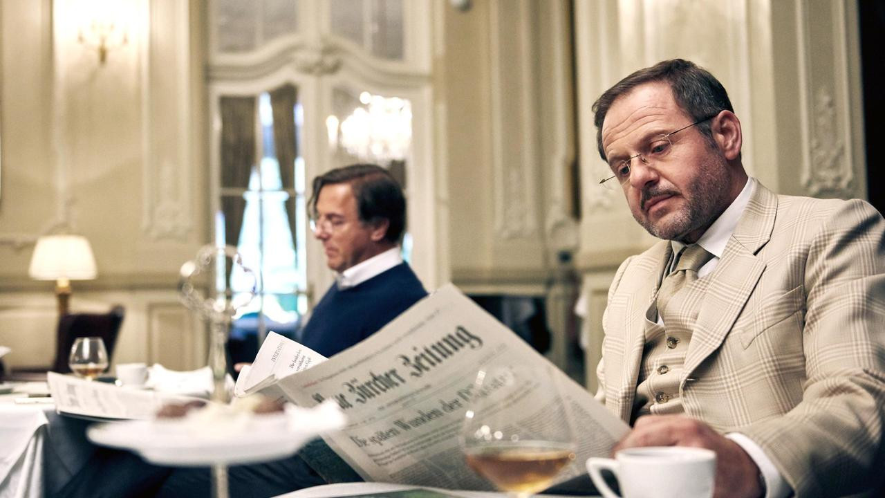 Allmen and the Mystery of the Dahlias Background