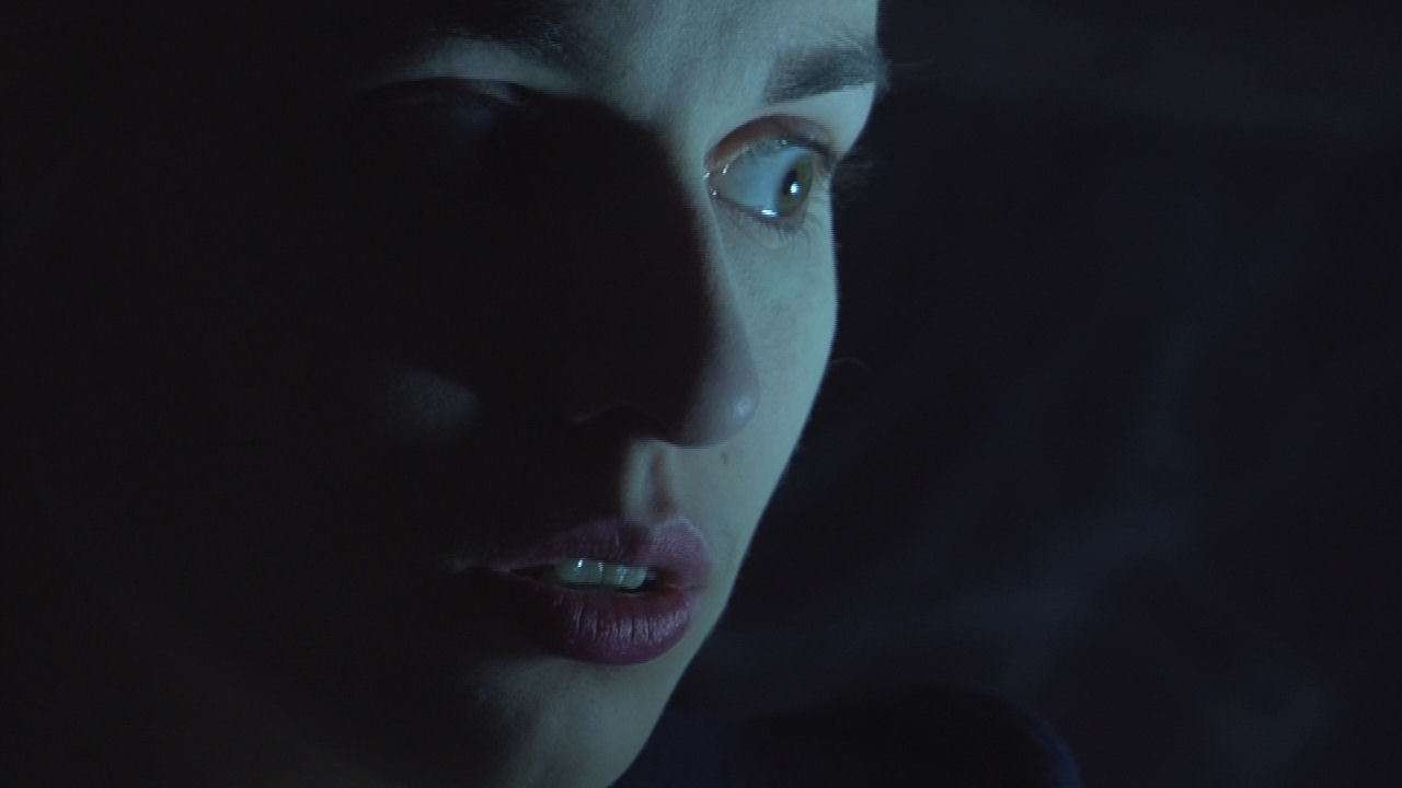 Help Me I Am Dead - Die Geschichte der Anderen Background